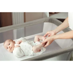 Babygo Goodnight Grey Wieg 4361 -LiefjesHoek Verkoop babygo goodnight wieg aan bed sfeer 2