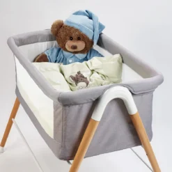Babygo Goodnight Grey Wieg 4361 -LiefjesHoek Verkoop babygo goodnight wieg aan bed sfeer 4