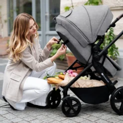 Kinderkraft A-Tour Light Grey 3-in-1 Kinderwagen Incl. Autostoel KSATOU00LGR3000 -LiefjesHoek Verkoop kinderkraft a tour kinderwagen sfeerfoto 3