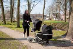 Ding Amigo Black/Rose Tweeling Kinderwagen Incl. 2 Autostoelen DI-191711 26 Ding Amigo Black/Rose Tweeling Kinderwagen Incl. 2 Autostoelen DI-191711 -LiefjesHoek Verkoop mamaloes di 191704 ding tandem stroller amigo lifestyle 01 2 2