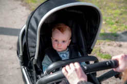 Ding Amigo Black/Rose Tandem Duowagen DI-191706 -LiefjesHoek Verkoop mamaloes di 191704 ding tandem stroller amigo lifestyle 07 1