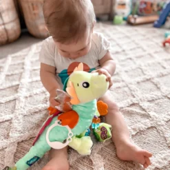 Playgro Sensory Friends Dusty Dragon Buggyspeeltje P0188473 17 Playgro Sensory Friends Dusty Dragon Buggyspeeltje P0188473 -LiefjesHoek Verkoop playgro sensory friends dusty dragon buggyspeeltje p0188473 .7
