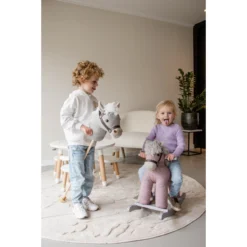 Tryco Milo Roze Stokpaard Met Geluid TR-120113 14 Tryco Milo Roze Stokpaard Met Geluid TR-120113 -LiefjesHoek Verkoop tryco milo stokpaard met geluid tr sfeer5 1